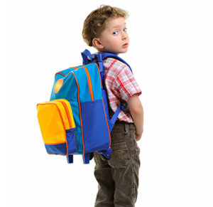 imagem de um menino com mochila de rodinha nas costas