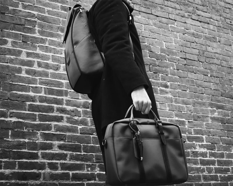 imagem de um homem carregando uma mochila e uma pasta executiva