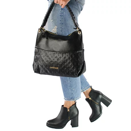 imagem de uma mulher usando bota combinando com a bolsa
