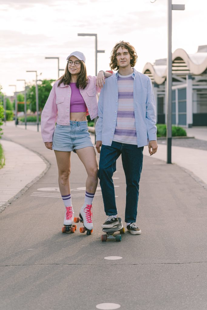 Imagem casal patinando com roupas em tons de lilás