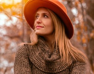 Imagem mulher com roupa de inverno e chapéu laranja