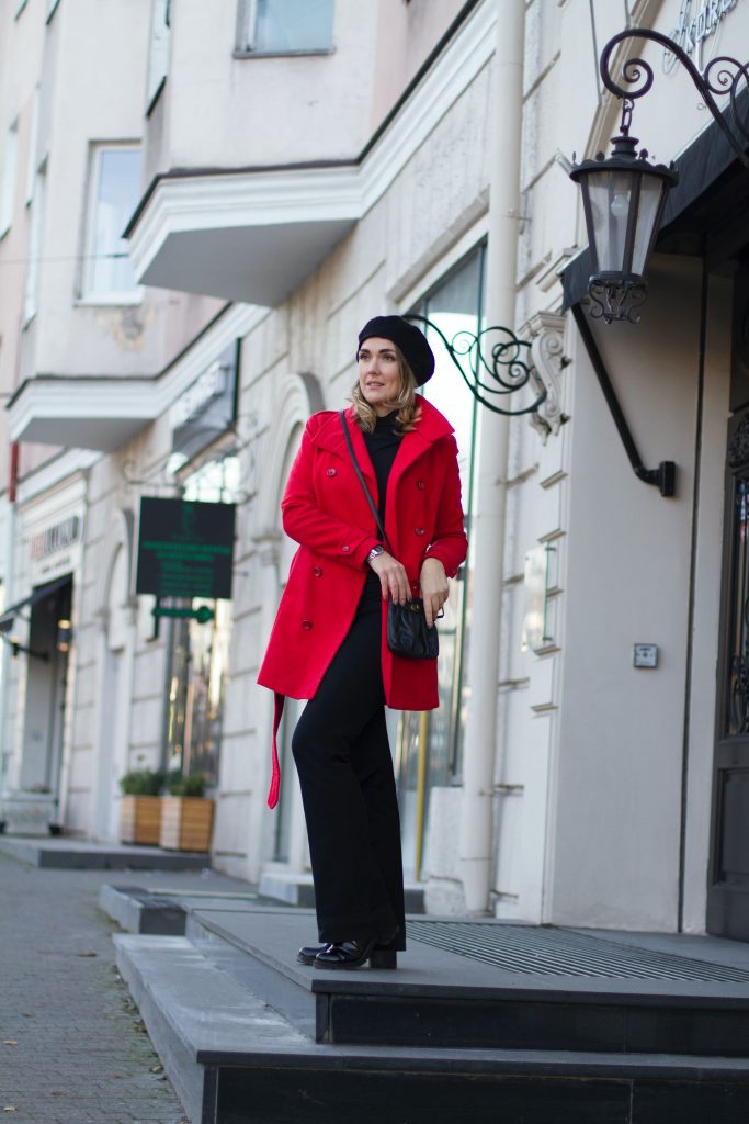 Imagem mulher com sobretudo vermelho caminhando na rua