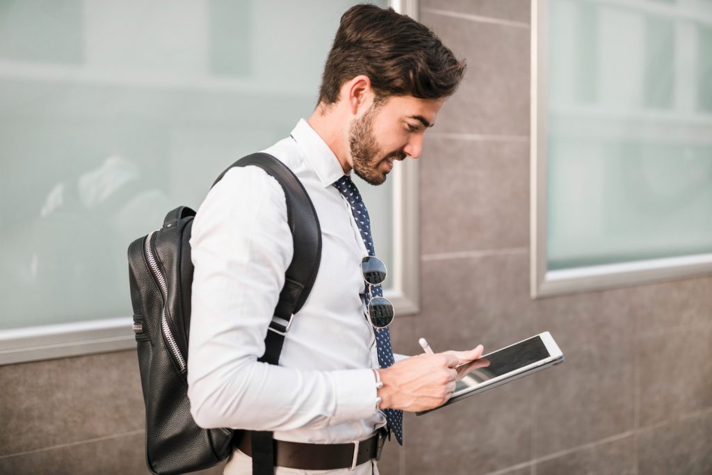 Imagem homem usando mochila para notebook a caminho do trabalho
