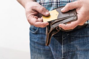 mão de um homem tirando um cartão de crédito da carteira