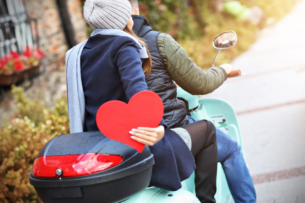 Casal em uma moto, mostrando Um Dia dos Namorados Inesquecível