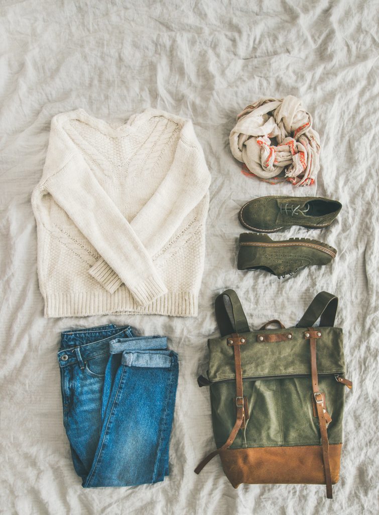 Imagem mostra organização de look para colocar na mala